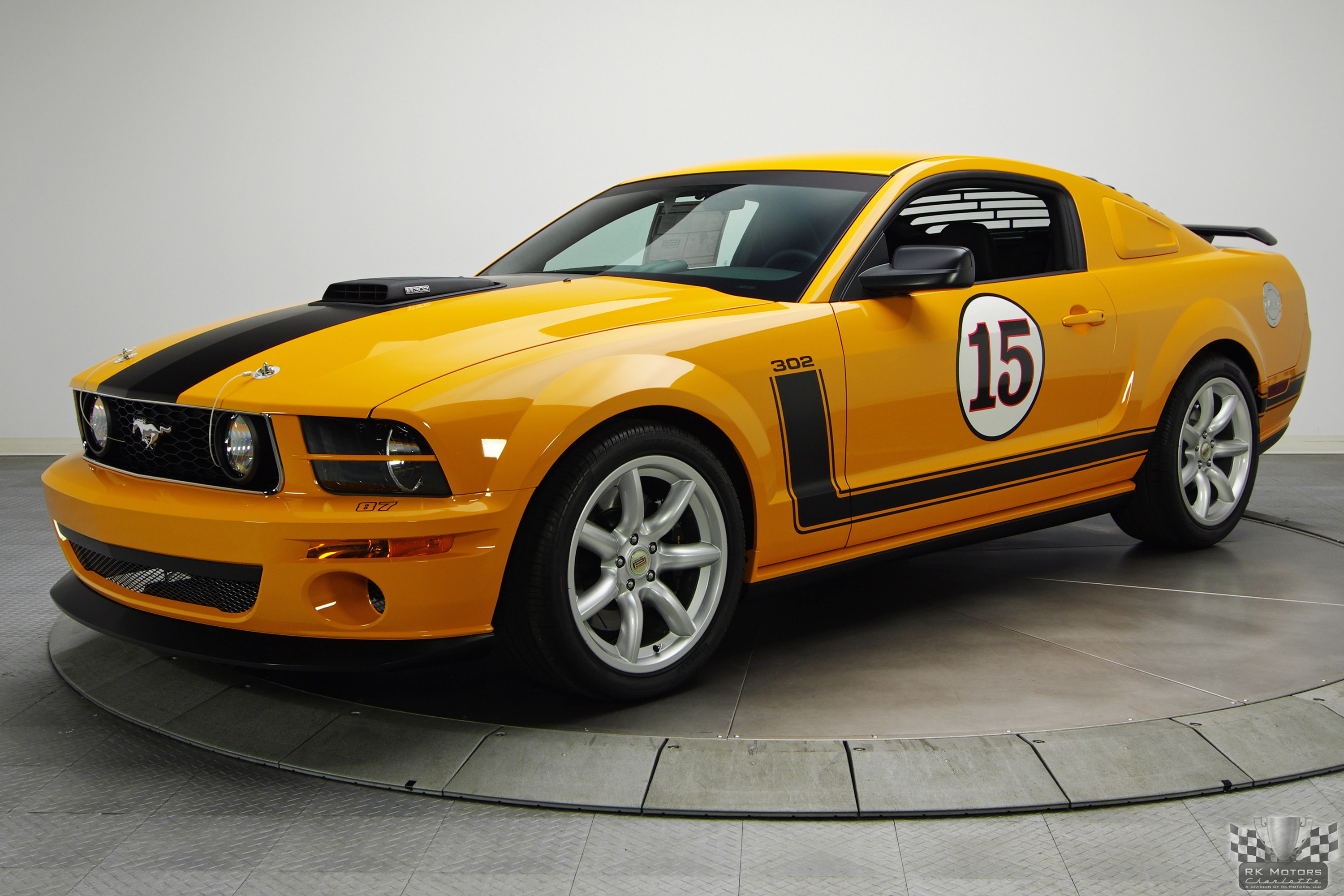 2007 Ford mustang saleen/parnelli jones #6