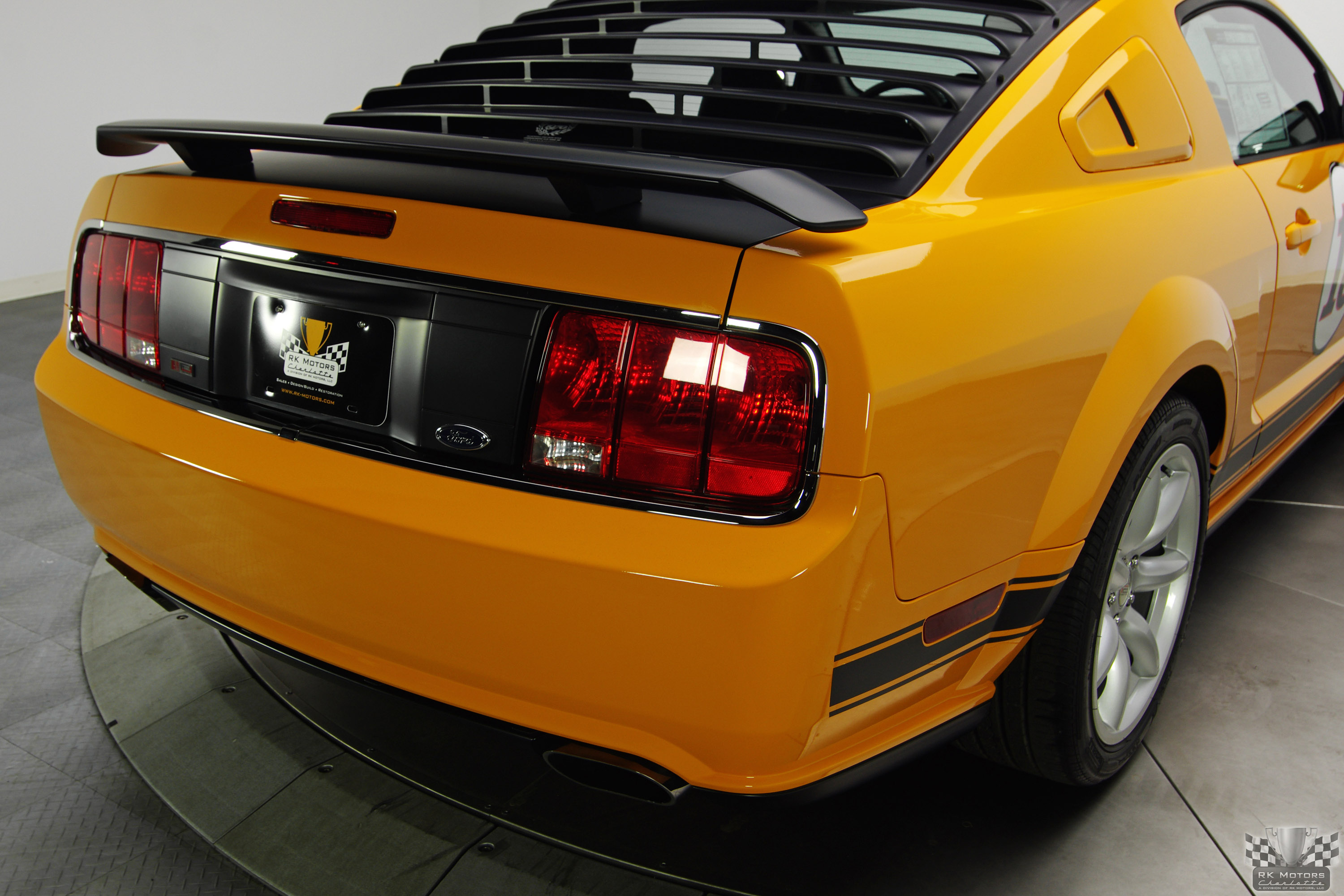 2007 Ford mustang saleen/parnelli jones #9